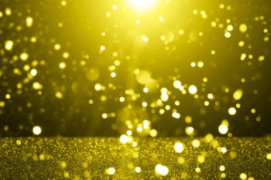 Sarı aydınlatıcı soyut bokeh arkaplan ve uçan yıldız tozu. Tatil ve eğlence konsepti 2021