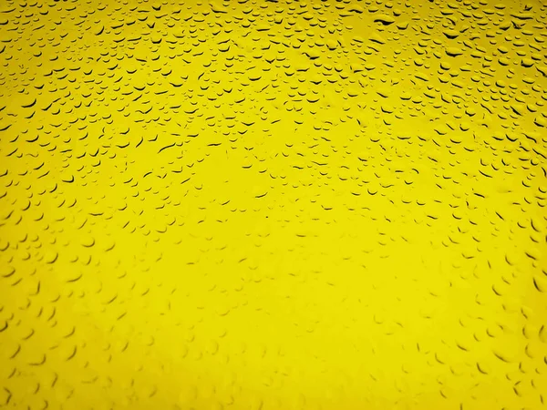 Gotas Agua Sobre Fondo Amarillo Toma Abstracta Gotas Lluvia Sobre — Foto de Stock