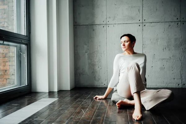 Young Woman Sits Floor Modern Apartment Looks Out Window — Stock Photo, Image