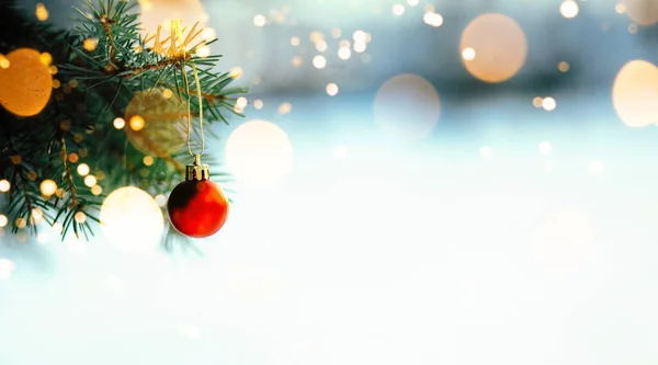 Větve Vánoční Strom Světly Sněhu Pozadí Červené Koule Stock Fotografie