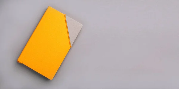 Gele Dagboek Een Grijze Achtergrond Vlakke Lay — Stockfoto