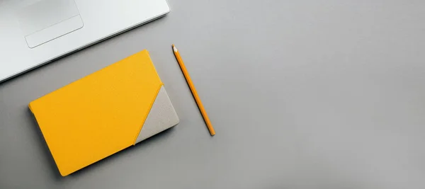 Yellow Diary Gray Background Pen Laptop Flat Lay — Stock Photo, Image