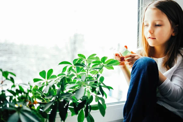 Meisje Water Geven Bloemen Thuis Het Raam Spetteren Plant Bladeren Stockfoto