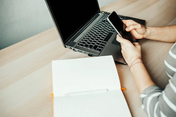 Eine Frau arbeitet zu Hause für einen Laptop — Stockfoto