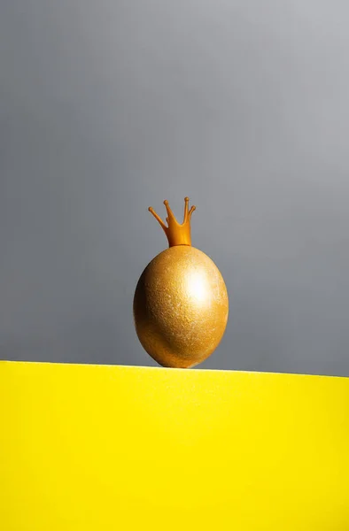 Goldenes Krone Auf Gelbem Und Grauem Hintergrund Osterkonzept Während Covid — Stockfoto