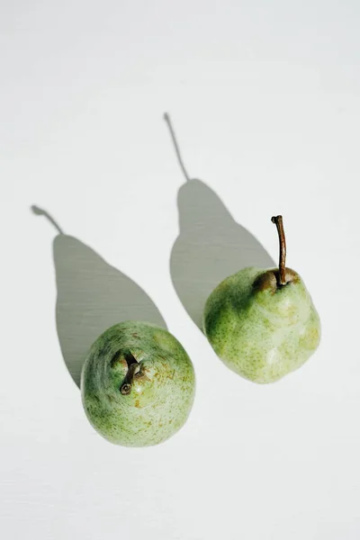 Zwei Grüne Birnen Minimalismus Gesunde Ernährung Vitamine Und Vegetarismus Konzept — Stockfoto