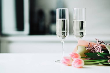 İki bardak ve bir buket