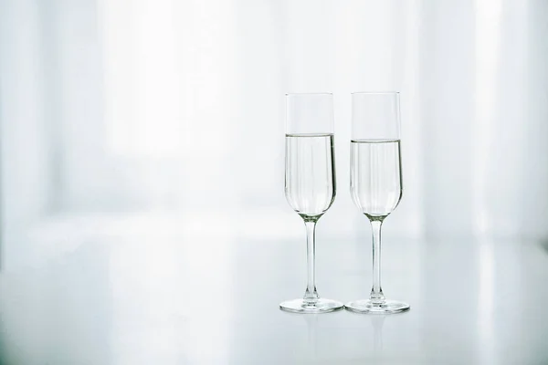 Dvě sklenice šampaňského v pozadí okna — Stock fotografie