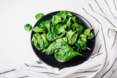 Yukarıdan bir tabak ıspanak manzarası