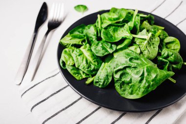 Yukarıdan bir tabak ıspanak manzarası