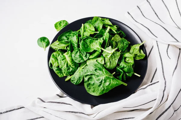 Yukarıdan bir tabak ıspanak manzarası