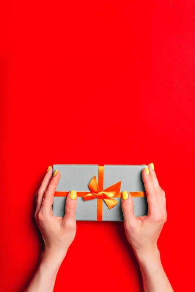 Коробка з подарунком на Новий рік зверху — стокове фото