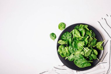 Yukarıdan bir tabak ıspanak manzarası