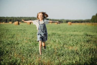 Neşeli kız tarlada koşuyor
