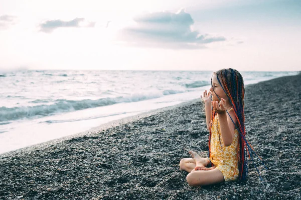 Ένα κορίτσι κάθεται στην παραλία — Φωτογραφία Αρχείου