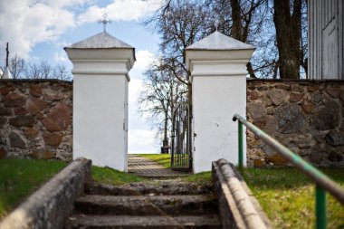 Veisiejai, Litvanya - 19 Nisan 2021: Veisiejai 'deki St. George Kilisesi' nin yan merdivenleri.