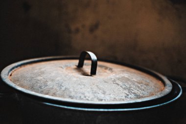 Klasik metal tencere kapağı. Odaklanmamış arka plan. Kapatın. Ses ekle.