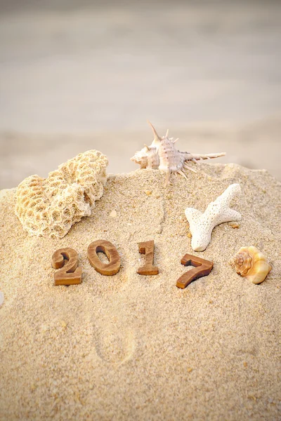 Ahşap numarasıyla 2017 tropikal plaj arka plan üzerinde beyaz mercan — Stok fotoğraf