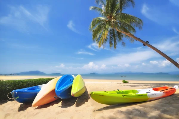 Barca kayak su sfondo spiaggia tropicale a Koh Phayam a Ranong, Thailandia — Foto Stock