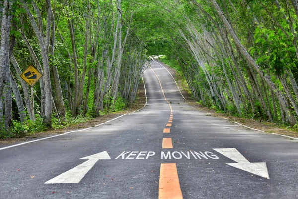 Kelimelerin beyaz ok ve sarı çizginin üstünde yol işaretleme ile devam — Stok fotoğraf