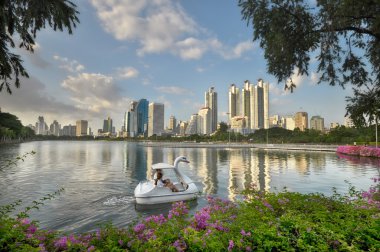 Bangkok, Tayland - 11 Temmuz: 11 Temmuz 2015 tarihinde Bangkok Tayland Ratchadaphisek Road altında bulunan öğleden sonra Benchakitti Park Güzel görünümü