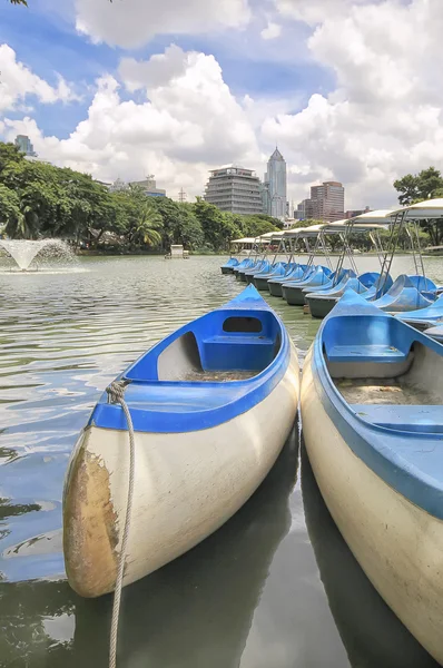 BANGKOK, THAILAND - SETEMBRO 11: Barcos de canoa para alugar no Lumphini Park localizado, perto da estação Silom MRT e Saladaeng BTS em Bangkok Tailândia em setembro 11, 2012 — Fotografia de Stock