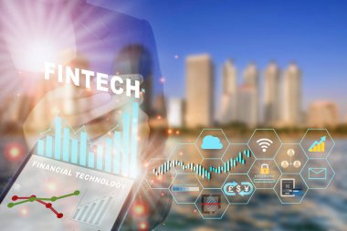 Finans teknolojisi için akıllı telefonu kullanan iş kadını işi değiştiriyor. Yapay zeka ve fintech temalı teknoloji dönüşüm konsepti ve internetteki bir şeye yatırım fikri