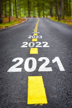 Yeni yıla yolculuk 2021 'den 2026' ya asfalt yol yüzeyinde işaretli, mutlu yıllar konsepti