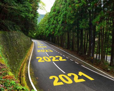 2021 'den 2030' a kadar otoyolda ve ormandaki beyaz çizgilerde 10 yıl, başarıya giden yolda yeni yıl ve yol