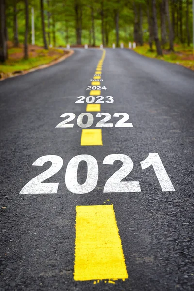 Reis Naar Nieuwjaar 2021 2026 Asfaltwegplateau Met Markeringslijnen Happy New — Stockfoto