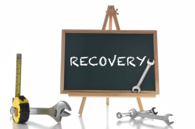 Tahtada beyaz arka planda araç gereçleri olan bir kelime var. Özgürlük kavramı ve meydan okuma fikri