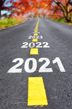 Yeni yıla yolculuk 2021 'den 2026' ya asfalt yol yüzeyinde sonbahar sezonu ile birlikte, mutlu yeni yıl konsepti