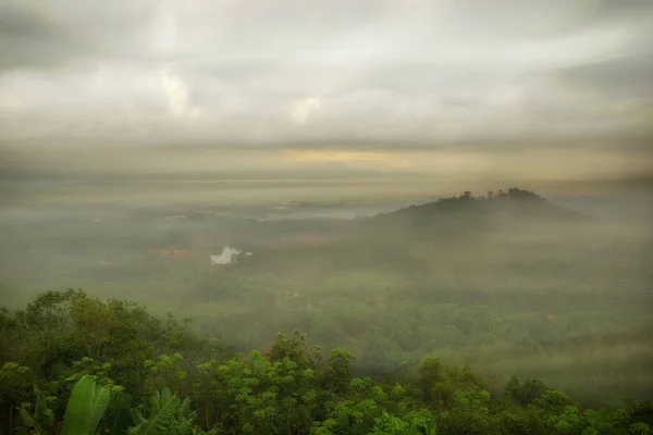 Hermosa Vista Del Paisaje Con Montaña Niebla Mañana Surat Thani — Foto de Stock
