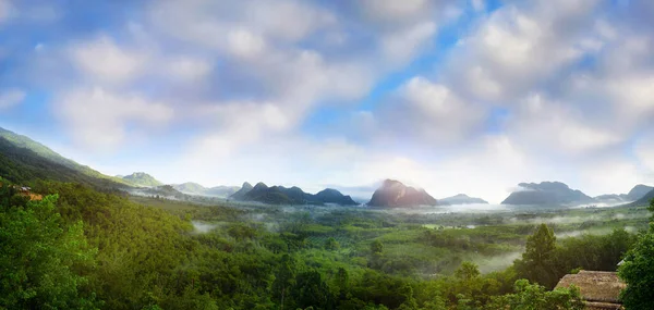 Пейзаж Горной Долины Тумане Пушистых Облаках Провинции Фаттхалунг Юге Таиланда — стоковое фото