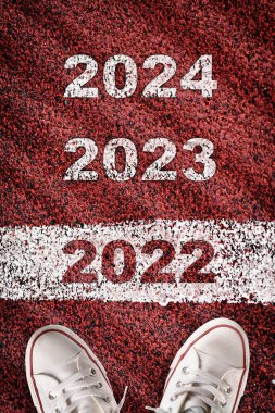 Değişim konsepti ve iş kurma fikri. Yeni yıl 2022 'den 2024' e kadar işaretleme çizgileriyle yol yüzeyinde