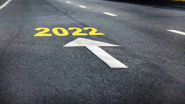 Mergeți Mai Departe Anul 2022 Săgeată Albă Suprafața Drumului Asfaltat — Fotografie, imagine de stoc