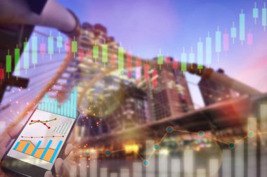 Finansal büyüme grafiği şehir yaşamının arka planındaki akıllı telefon. Yapay zeka yenilik makinesi öğrenme konsepti ve finansal teknoloji dönüşüm fikri