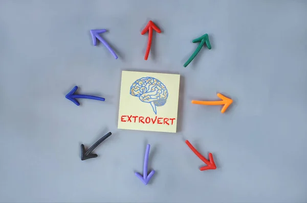Extrovertido Cérebro Escrito Nota Pegajosa Amarela Seta Colorida Fundo Cinza — Fotografia de Stock