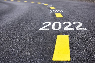 2022 'den 2025' e kadar asfalt yolda yol tarifi çizgileri var. İş meydan okuma konsepti ve hareket etmeye devam et