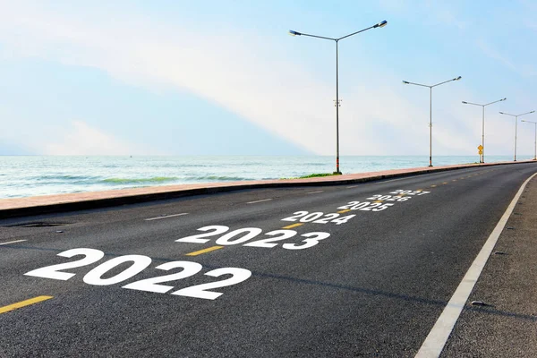 Yeni Yıl 2022 Den 2027 Asfalt Yolda Belirli Yön Deniz — Stok fotoğraf