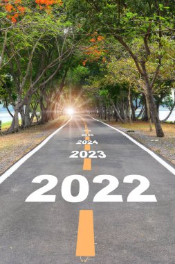 Yeni yıl 2022 'den 2026' ya kadar asfalt yol yüzeyinde. Başarı konsepti ve iş meydan okuma fikrine başlamak