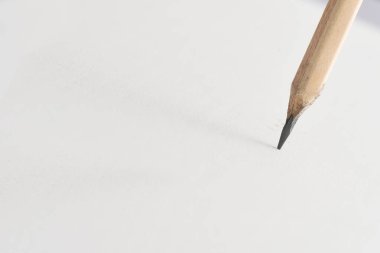 Siyah arka plan üzerine beyaz kalem, eğitim okul kavramına ve özgürlük negatif alan fikrine geri döndü