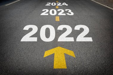 2022 'den 2024' e kadar yeni yıl ve asfalt yolda ayrı şeritler için işaretleme çizgileri olan sarı ok.. 