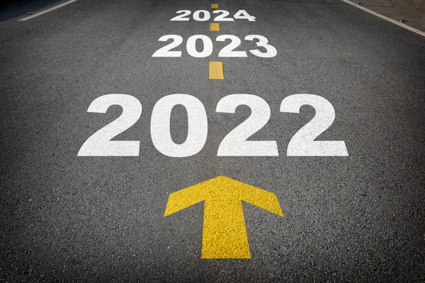 Νέο Έτος 2022 Έως 2024 Και Κίτρινο Βέλος Ασφαλτοστρωμένο Δρόμο — Φωτογραφία Αρχείου