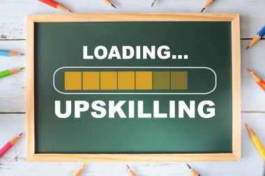 Tahtaya renkli kalemle yazılan ağır bir yükleme. Öğrenme gücü ile ilgili yeni beceriler kavramı