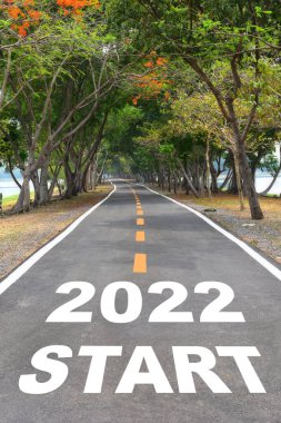 2022 yılına asfalt yol yüzeyinde başlayın. Başarı konsepti ve iş meydan okuma fikrine başlamak