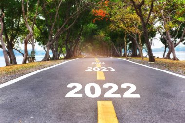 Yeni yıl 2022 'den 2025' e kadar sarı okla yol yüzeyinde. İş kavrama meydan okumaya başlar ve fikri hareket ettirmeye devam eder