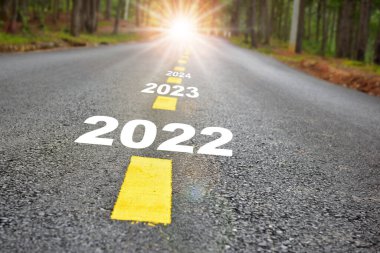 2022 'den 2024' e kadar güneş ışığıyla iyileşme yolu. Başarı kavramı ve doğal arka plan fikri ile mücadele
