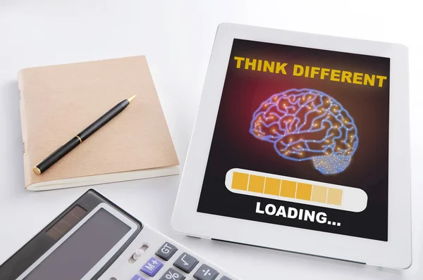 Yoğun Çalışma Masasında Dijital Bilgisayar Tabletine Beyin Yüklemeyi Düşün Özsaygı — Stok fotoğraf