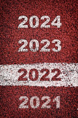 Yeni yıl 2022 'den 2024' e kadar yol yüzeyinde işaretleme çizgileri var. Mutlu yıllar konsepti ve iş iyileştirme fikri